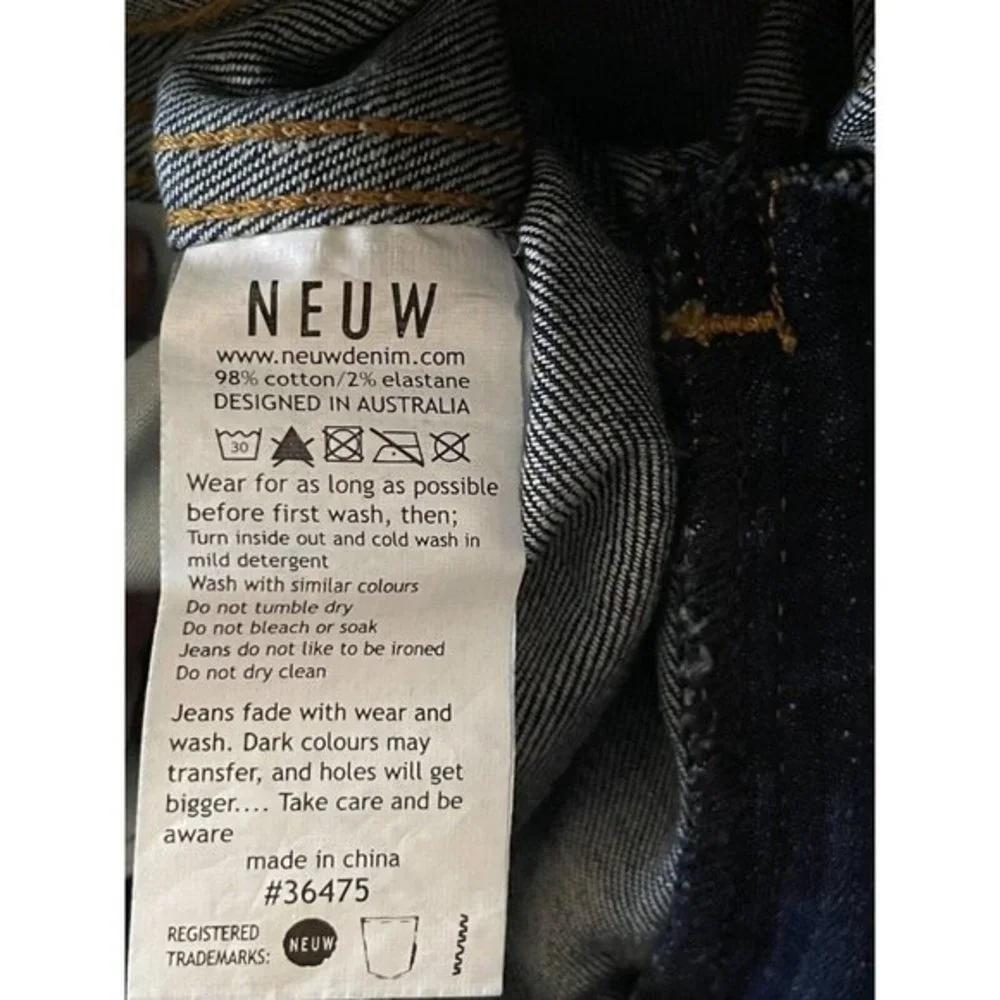 NWT Neuw Mid Rise Skinny Berlin Blue Jean Women’s Size 25” Faded Slight Distress